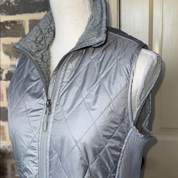 L.L. Bean Light Gray Quilted Vest Plush Fleece Lined Double Zipper Pulls Sz S - Picture 9 of 10